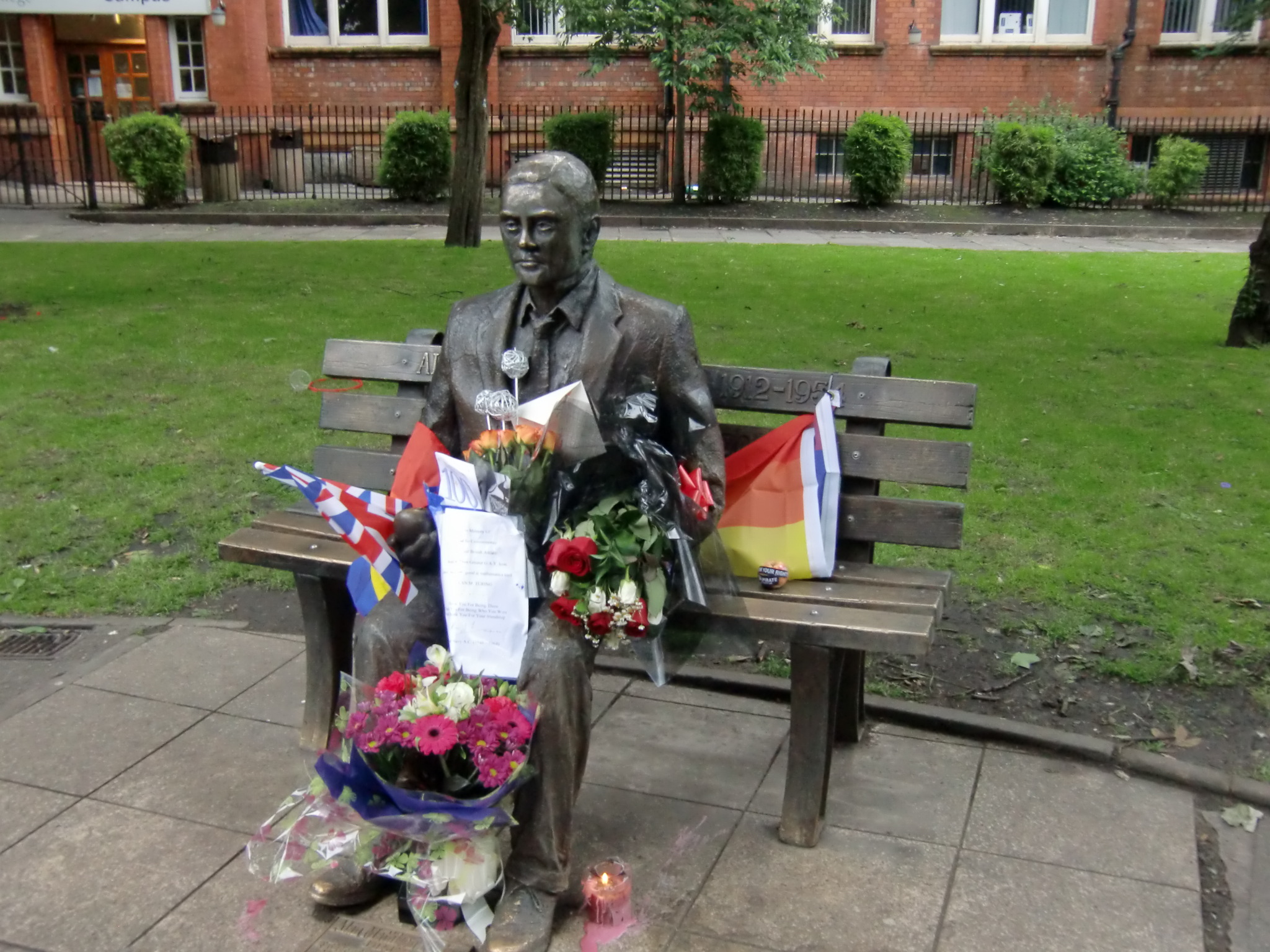 Foto: Denkmal für Alan Turing in Manchester an seinem 100. Geburtstag